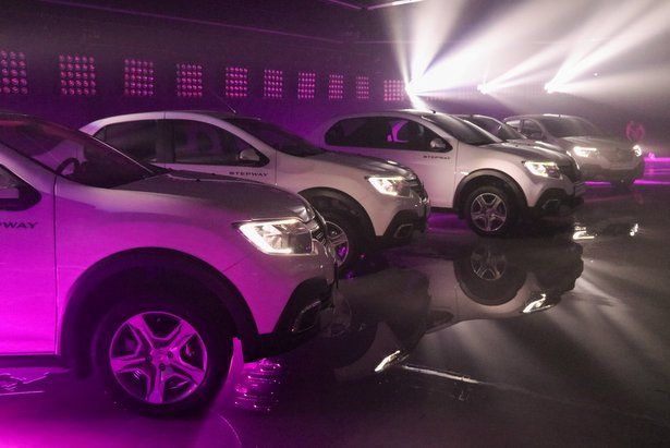 Еще пятерым вакцинировавшимся москвичам вручили ключи от новых автомобилей