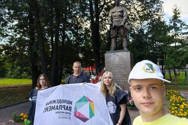 На территории воинского захоронения состоялась уборка от Молодежной палаты Крюково