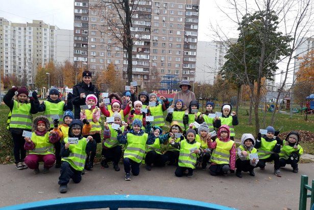 Первоклассникам крюковской школы вручили удостоверения юного пешехода