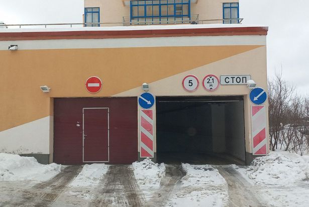 Сотрудники «Жилищника» провели уборку у подземного паркинга корпуса 2302