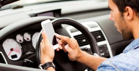 Водителей с телефоном в руках станут ловить на улицах Москвы