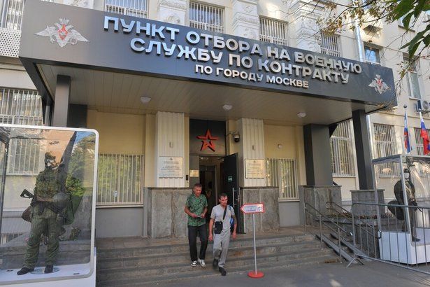 Артисты Татьяна Сорокина и Святослав Чирков посетили Единый пункт отбора на военную службу в Москве