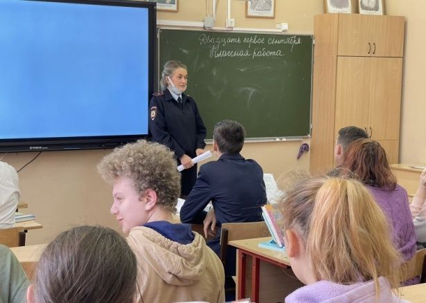 Полицейские провели профилактические беседы со старшеклассниками