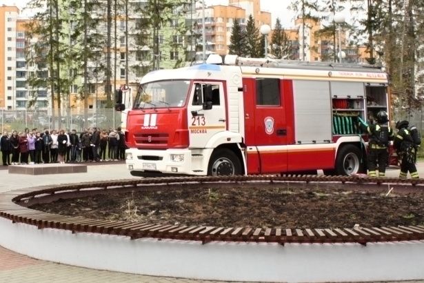 Спасатели провели тренировку в Крюково по безопасности последних звонков и выпускных