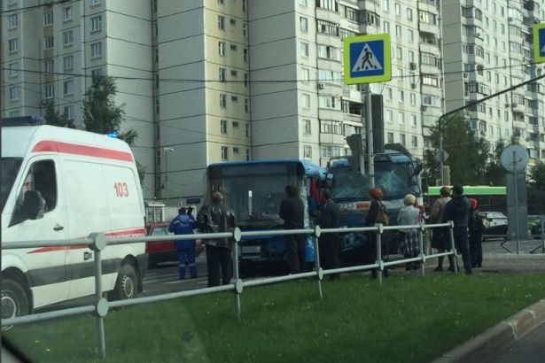 На перекрестке в Крюково бетономешалка врезалась в пассажирский автобус