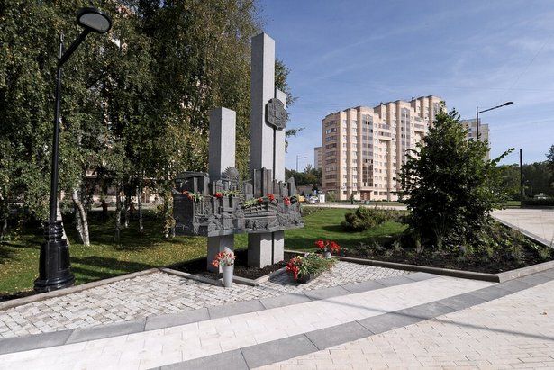 На площади Юности обновят территорию у памятника первостроителям