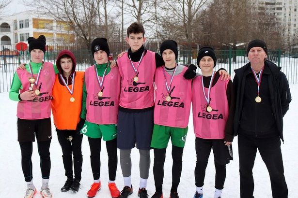 Юношеские команды сыграли в футбол на снегу