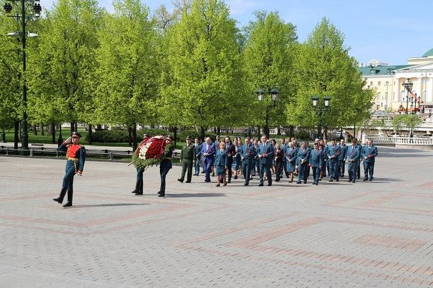 Сотрудники налоговой возложили цветы к Могиле Неизвестного Солдата у стен Кремля