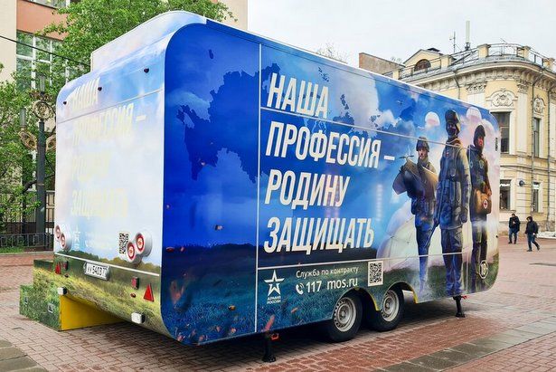 Пришедшие в столичный пункт отбора на военную службу по контракту рассказали о своей мотивации