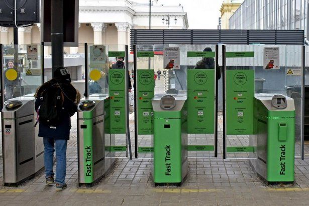 Каждый день более 700 пассажиров оплачивают проезд на турникетах
