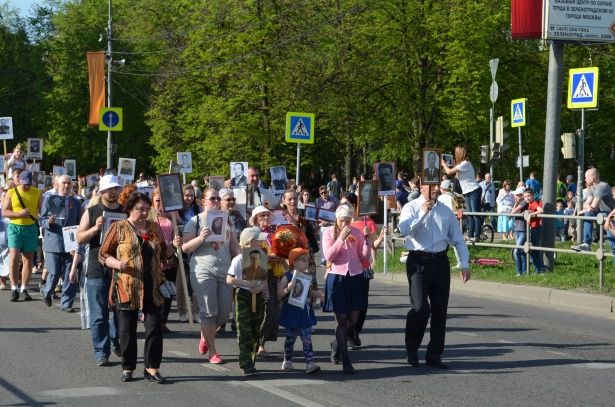 «Бессмертный полк» в Зеленограде шел вдоль георгиевской ленты и в сопровождении кадетов