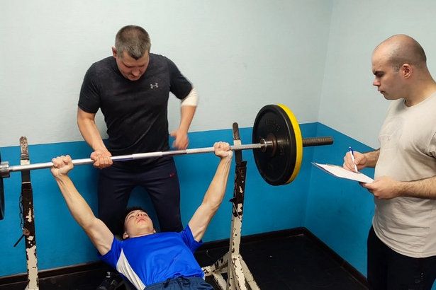 «Фаворит» организовал соревнования по жиму лёжа в честь Дня молодёжи