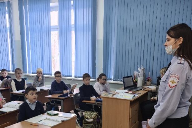 Полицейские провели правовые лекции для учеников школы № 1150