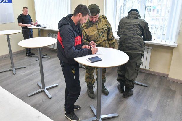 Пришедшие на столичный пункт отбора контрактников назвали главным мотивом чувство патриотизма