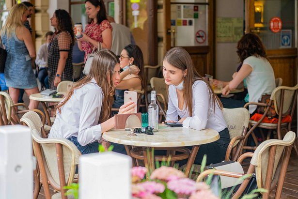 Рестораторы Москвы предложили мэру эксперимент по COVID-free зонам