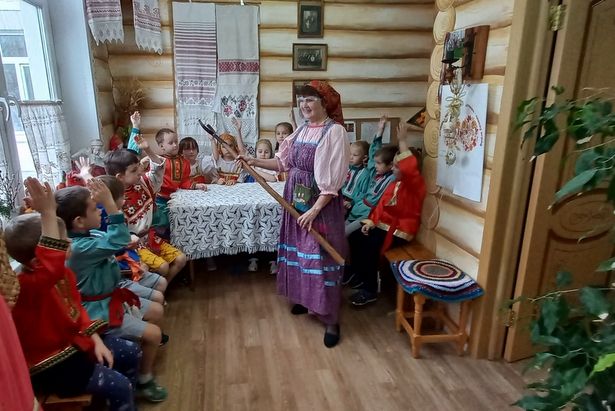 Дошколята посетили школьный музей и ближе познакомились с русской культурой