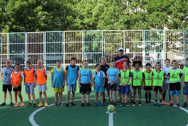 Юные спортсмены сыграли в футбол в Крюково