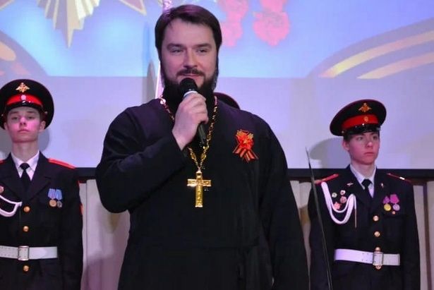Клирик храма Архистратига Божия Михаила поздравил школьников