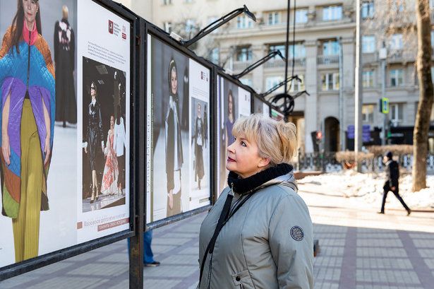 Уличная фотовыставка открылась в честь четырехлетия «Московского долголетия»