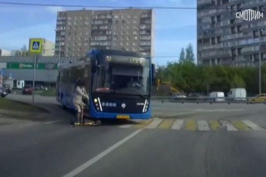 В 17 микрорайоне автобус сбил девушку на самокате