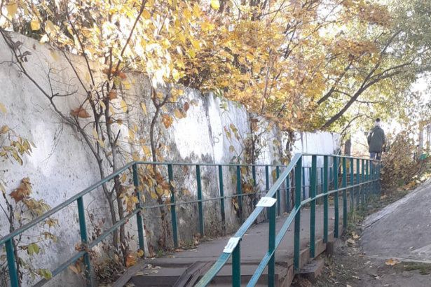 «Жилищник» отремонтировал поручни на лестничном спуске у остановки «Крюковская эстакада»
