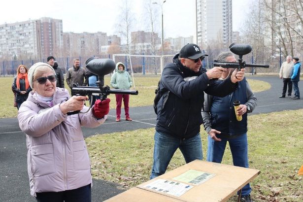Жители района сыграли в пейнтбол