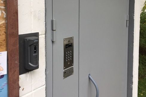 «Жилищник» заменил входную дверь подъезда в корпусе 1546