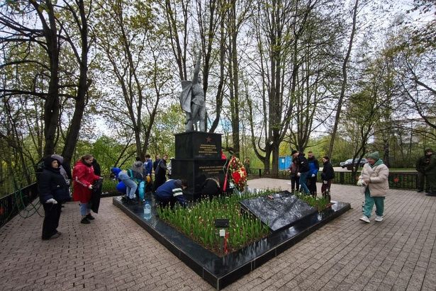 Волонтёры и кадеты приняли участие в мемориальной акции