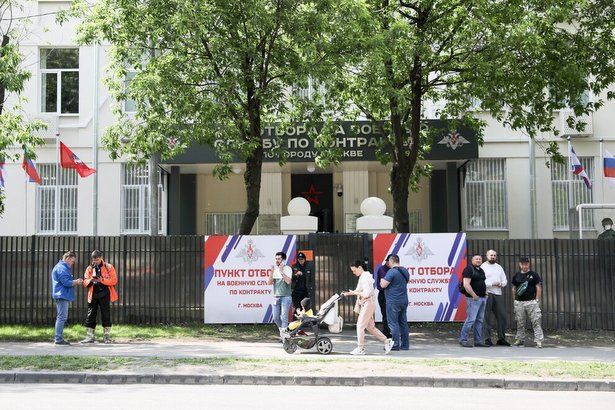 Пришедшие на пункт отбора контрактников рассказали о своей мотивации пойти на службу