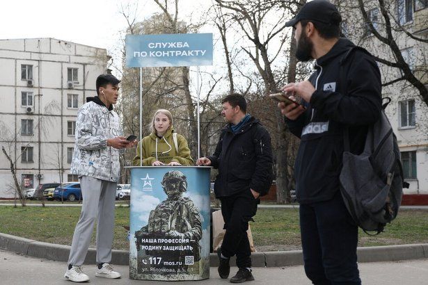 Волонтеры: Москвичи активно интересуются возможностью заключения контрактов о прохождении военной службы