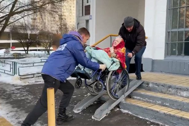 Активисты «Молодой Гвардии» помогли крюковчанке