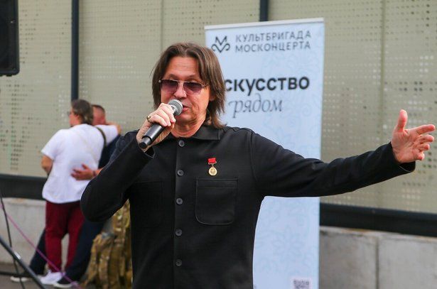 Музыкант Юрий Кононов встретился с контрактниками в Едином пункте отбора на военную службу в Москве