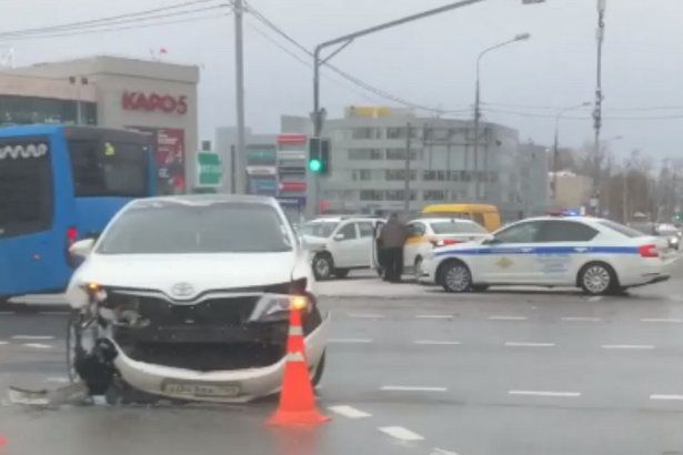 В ДТП с такси пострадала женщина