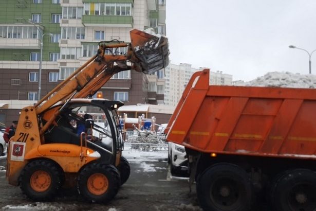 Сотрудники инженерной службы района Крюково ГБУ «Жилищник ЗелАО» продолжают выполнять работы по уборке и вывозу снега