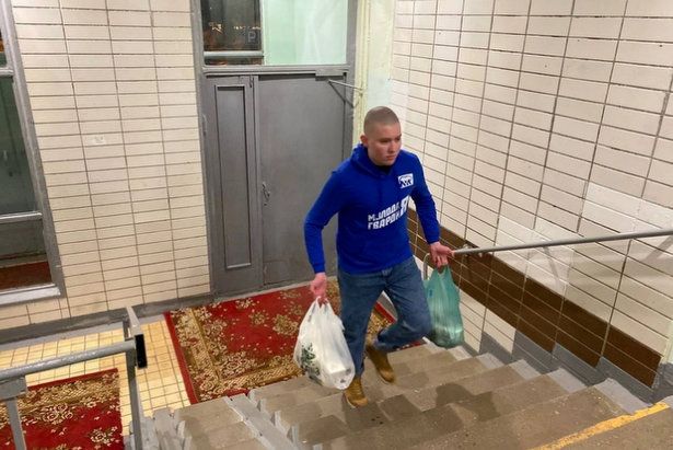Молодогвардейцы доставили продукты крюковчанину