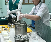 В школе № 1912 повара научили детей и родителей готовить вкусную запеканку