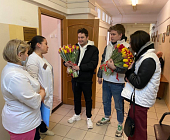 Молодогвардейцы поздравили медиков с 8 марта