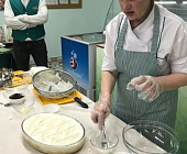 В школе № 1912 повара научили детей и родителей готовить вкусную запеканку