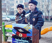 Участковый полиции Крюково выступил с отчетом перед жителями на улице Советской 
