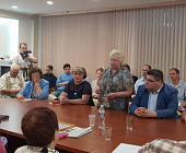 Жителям 20 микрорайона пообещали заставить подрядчика выполнить озеленение полностью